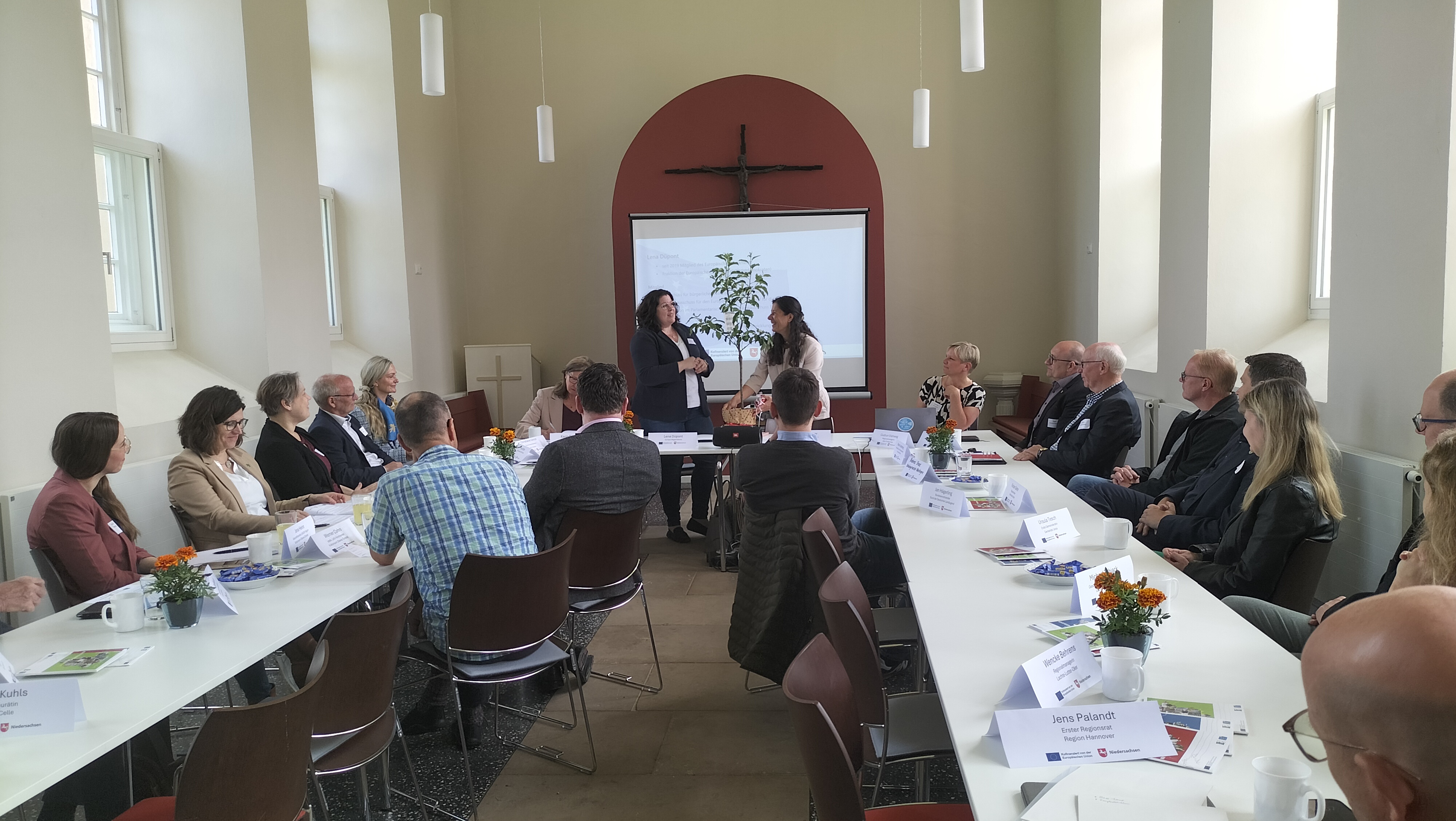 Claudia Sommer dankt Lena Düpont für Ihren Besuch in der St. Nicolai-Kirche Uetze-Obershagen