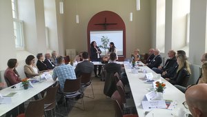 Claudia Sommer dankt Lena Düpont für Ihren Besuch in der St. Nicolai-Kirche Uetze-Obershagen